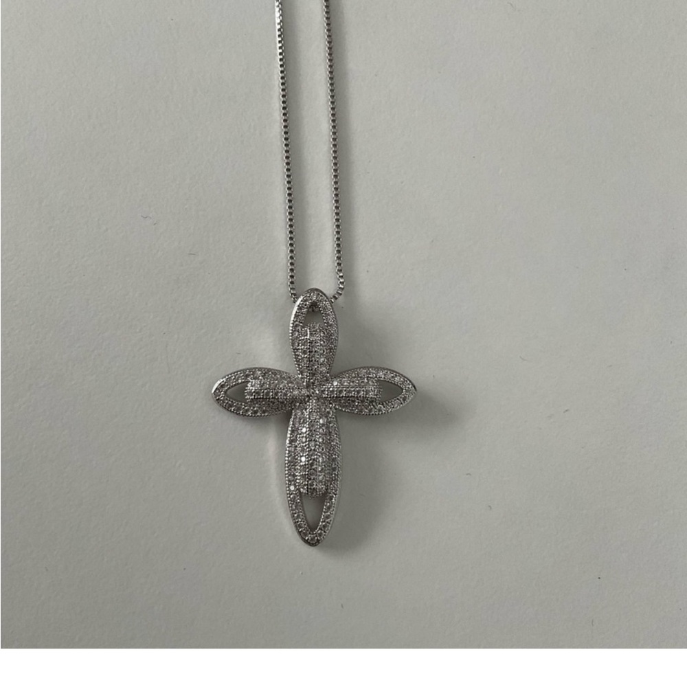 925 Sterling silver gorgeous cross necklace